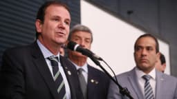 Eduardo Paes discursa ao microfone em evento da Frente Nacional de Prefeitos, ladeado por outras autoridades