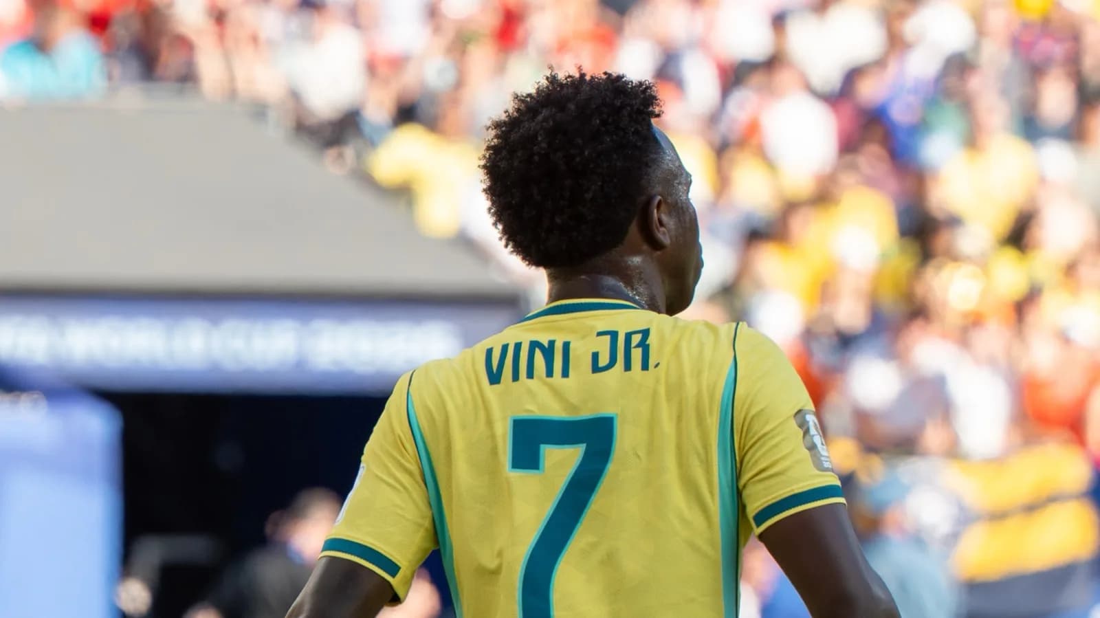 Vinícius Júnior de costas, com o nome e o número 7 na camisa da Seleção Brasileira, em foto de arquivo