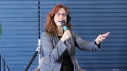 Mulher fala ao microfone em debate sobre inteligência artificial na Câmara dos Deputados