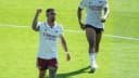 Gabriel Jesus comemora com o punho erguido usando a camisa do Arsenal