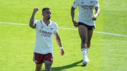 Gabriel Jesus comemora com o punho erguido usando a camisa do Arsenal