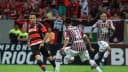 Jogadores de Flamengo e Fluminense disputam a bola durante clássico Fla-Flu