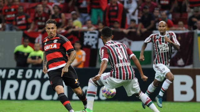 Jogadores de Flamengo e Fluminense disputam a bola durante clássico Fla-Flu