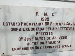 Bustos José Alves de Azevedo e Roberto Silveira e placas na Rodoviária de Campos dos Goytacazes-RJ (Centro)