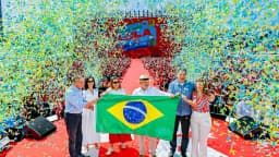 Lula participa do lançamento oficial de sua campanha à Presidência em evento com confetes e telão mostrando a chapa Lula-Alckmin