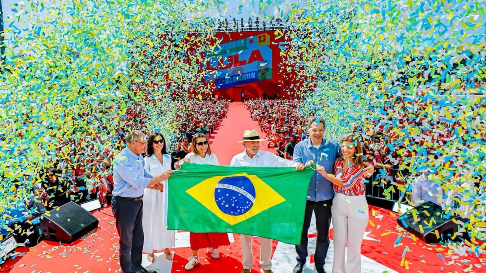 Lula participa do lançamento oficial de sua campanha à Presidência em evento com confetes e telão mostrando a chapa Lula-Alckmin