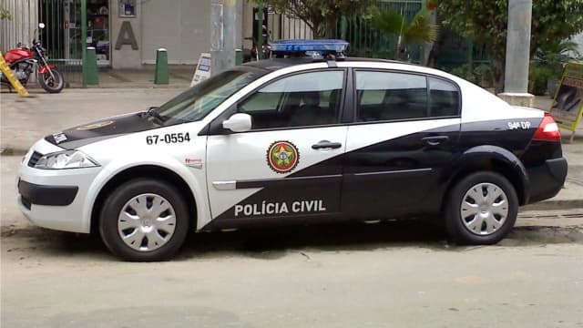 Viatura da Polícia Civil do Rio de Janeiro estacionada em rua da cidade