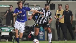 Jogadores de Cruzeiro e Atlético-MG disputam a bola em clássico mineiro