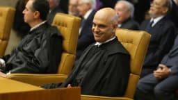 O ministro Alexandre de Moraes, do STF, em sessão de julgamento, vestindo toga