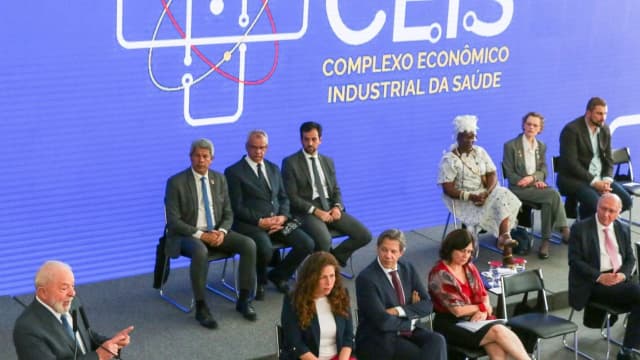 Lula em evento oficial, discursando ao microfone