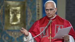 O papa Leão XIV discursa segurando um papel durante cerimônia no Vaticano