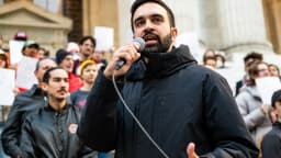Zohran Mamdani discursa ao microfone em ato público em Nova York