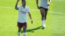Gabriel Jesus em campo, vestindo uniforme branco de futebol