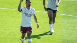 Gabriel Jesus em campo, vestindo uniforme branco de futebol