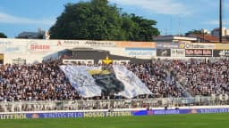 Torcida da Ponte Preta no Estádio Moisés Lucarelli com bandeirão