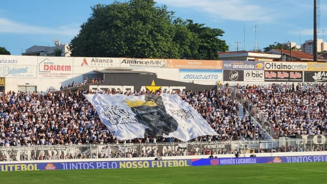 Torcida da Ponte Preta no Estádio Moisés Lucarelli com bandeirão