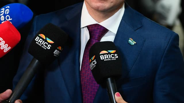 Hugo Motta é entrevistado por jornalistas com microfones em evento do Fórum Parlamentar do Brics