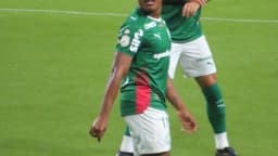 Andreas Pereira em campo com a camisa do Palmeiras