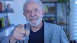 Lula gesticula durante entrevista, foto de arquivo