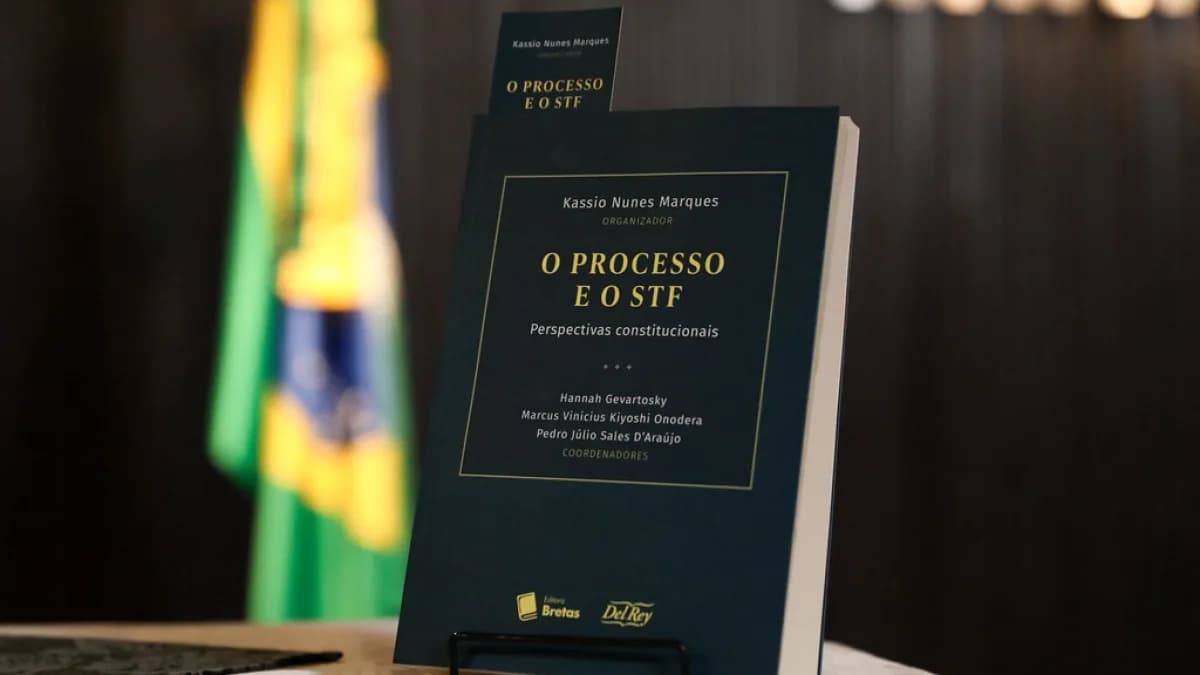 Livro do ministro Kassio Nunes Marques sobre o STF exposto em evento do TSE