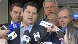 Flávio Bolsonaro concede entrevista a jornalistas ao lado do presidente do Senado, Davi Alcolumbre, em foto de arquivo