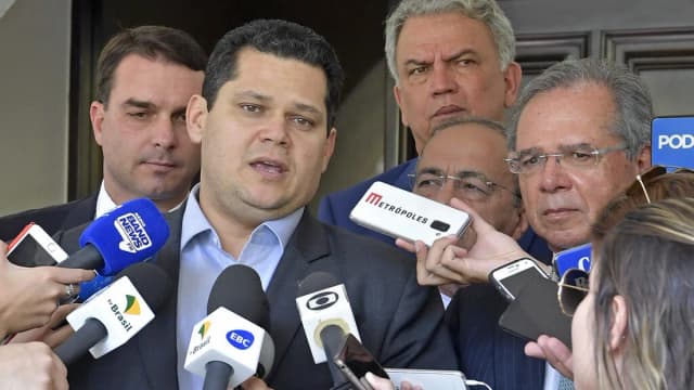 Flávio Bolsonaro concede entrevista a jornalistas ao lado do presidente do Senado, Davi Alcolumbre, em foto de arquivo