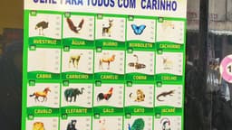 Tabela de apostas do jogo do bicho exposta em banca de rua (foto de arquivo, ilustrativa)