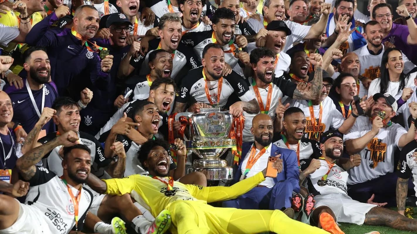 Jogadores do Corinthians comemoram com troféu em campo