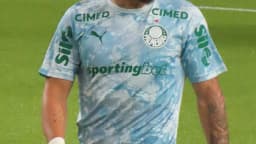 O atacante Paulinho, do Palmeiras, em campo com o uniforme do clube
