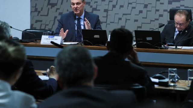 Ministro da Agricultura, Carlos Fávaro, fala em coletiva sobre foco de doença aviária (foto de arquivo)