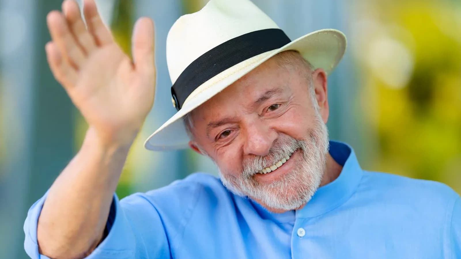 Presidente Lula sorri e acena durante evento oficial