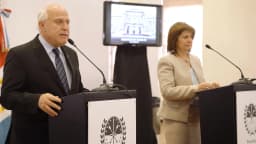 A ministra de Segurança da Argentina, Patricia Bullrich, discursa em um púlpito ao lado de outra autoridade