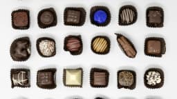 Caixa com bombons variados de chocolate, foto ilustrativa