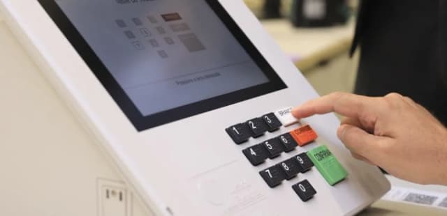 Eleitores em fila para votar no segundo turno das eleições de 2026