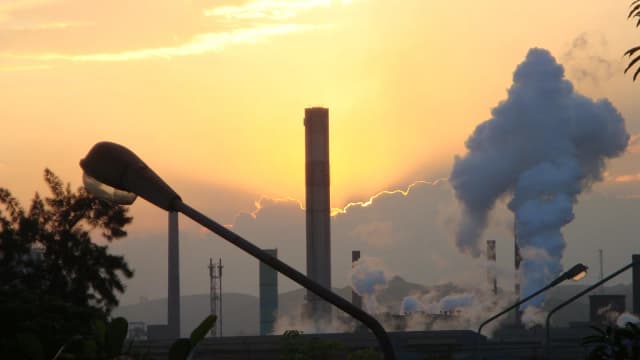 Chaminés da usina da CSN em Volta Redonda (RJ) liberam fumaça ao entardecer, em foto de arquivo
