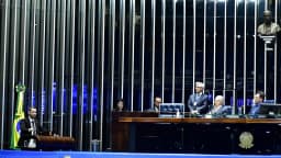 Plenário do Senado Federal em sessão, com senadores nas bancadas