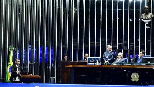 Plenário do Senado Federal em sessão, com senadores nas bancadas
