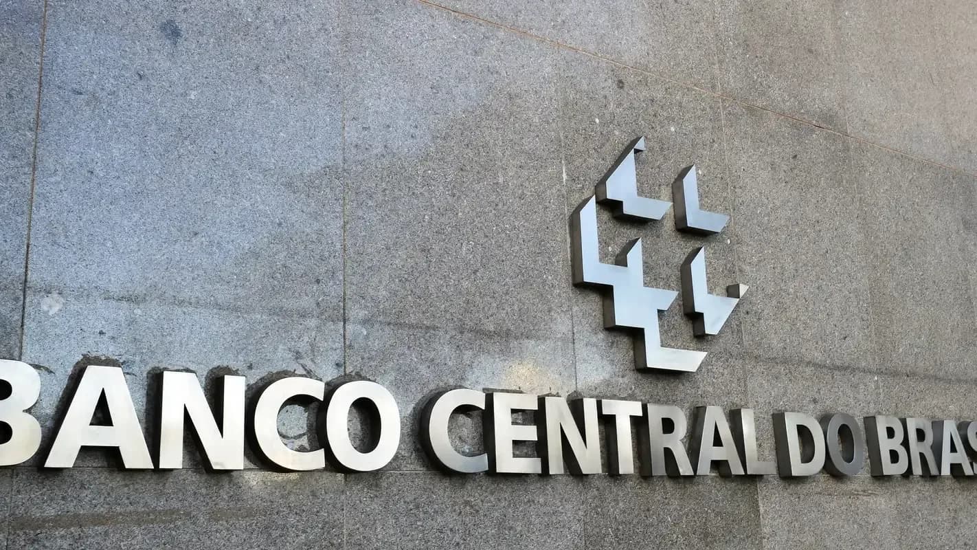 Fachada do Banco Central do Brasil, com o logo da instituição em destaque