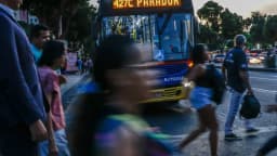 Pessoas caminham e embarcam em ônibus durante o fim de tarde no Rio de Janeiro