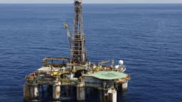 Plataforma de perfuração marítima da Petrobras no mar
