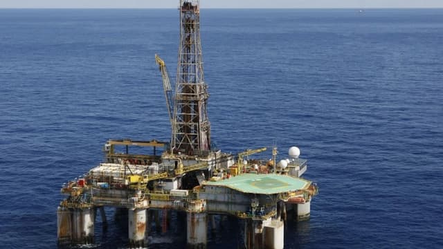 Plataforma de perfuração marítima da Petrobras no mar