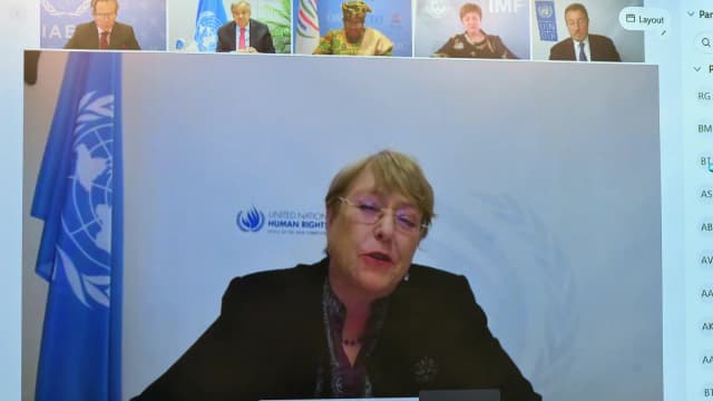 Michelle Bachelet participa de reunião virtual como alta comissária da ONU para Direitos Humanos, com a bandeira da ONU ao fundo