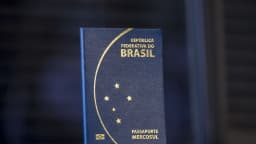 Passaporte brasileiro sobre uma mesa