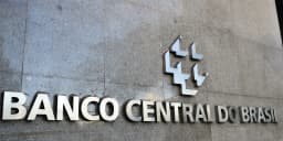 Fachada do Banco Central do Brasil com o nome e o logotipo em metal