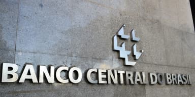 Fachada do Banco Central do Brasil com o nome e o logotipo em metal