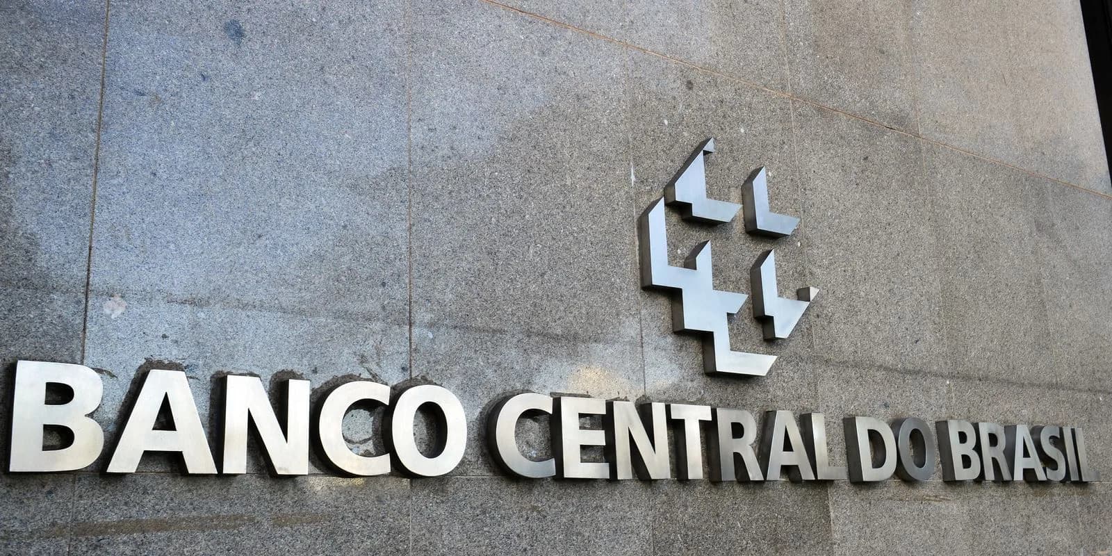 Fachada do Banco Central do Brasil com o nome e o logotipo em metal