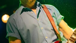 O guitarrista East Bay Ray tocando em show dos Dead Kennedys