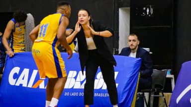 Técnica Jelena Todorovic orienta jogador em quadra de basquete durante jogo do NBB