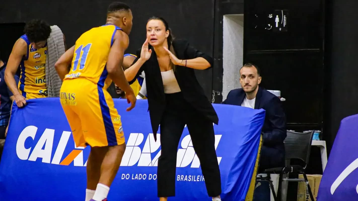Técnica Jelena Todorovic orienta jogador em quadra de basquete durante jogo do NBB