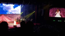 Show de Maria Bethânia visto da plateia, com a cantora projetada no telão do palco